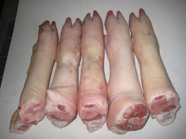 Frozen Pork Hind feet toes on long cuts- Chân heo sau - có móng,cắt dài
